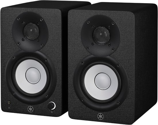 Zwarte studiomonitoren met witte woofer en zilveren tweeter. Yamaha logo onderaan.