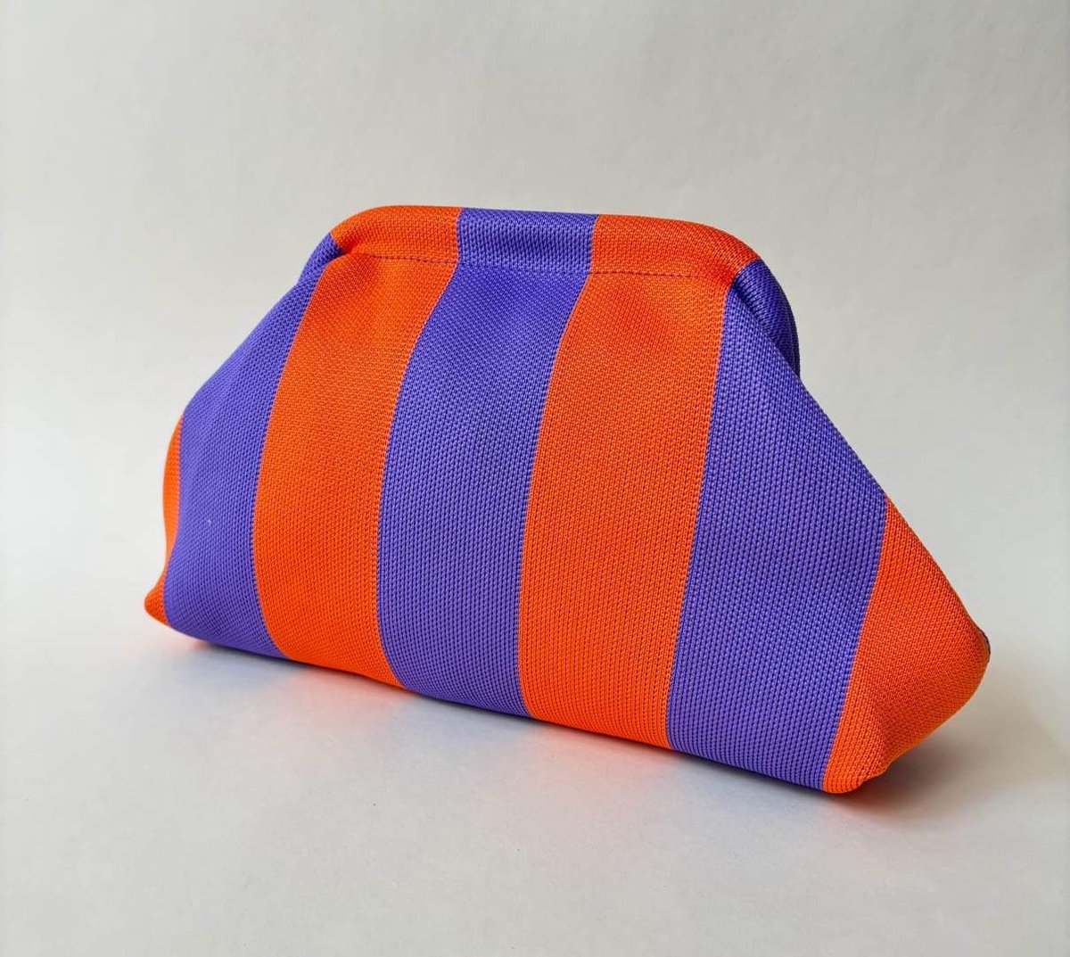 Toilettas | Oranje | Paars | Gestreept | 30 cm x 24 cm | Handtas | Reistas | Accessoire | Trendsetter | Fashion | Trending | Zak | Hip | Handig | Gadget | Make-up tas | Purse | Make up | Accessoires | Dames | Kinderen | Vrouw | Mat | Mode