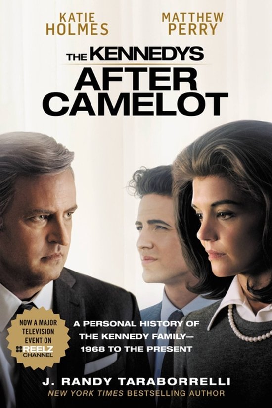 Boek "The Kennedys After Camelot" met portretten van Matthew Perry en Katie Holmes. "Nu een grote tv-evenement op REELZ Channel".