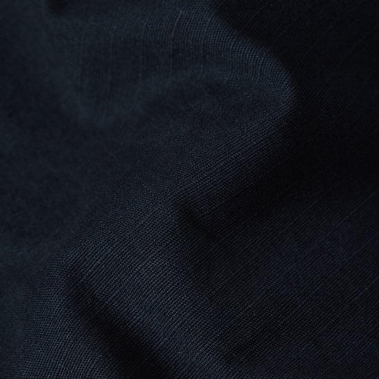 Detailopname van de textuur van een donkerblauw G-Star overhemd.