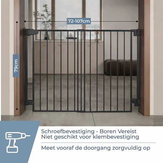 Zwart metalen traphek geplaatst in een deuropening, breedte 72-107cm, hoogte 79cm. "Schroefbevestiging - Boren Vereist"