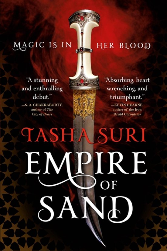 Boekomslag 'Empire of Sand' van Tasha Suri. Een dolk met parelmoer en gouden versieringen, met de tekst 'MAGIC IS IN HER BLOOD' en citaten.