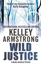 Boekomslag van 'Wild Justice' door Kelley Armstrong met een winterse bosachtergrond en een cirkelvormig raster.
