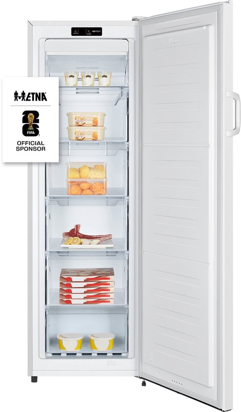 Witte vriezer met open deur, gevuld met diverse etenswaren en vakken met labels 'FREEZEBOX'. Links op de deur een sticker met het A-ETNA logo en 'FIFA OFFICIAL SPONSOR'.