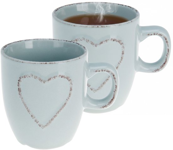 Twee lichtblauwe keramische mokken met een verhoogd hartdecor, waarvan één gevuld met warme drank.