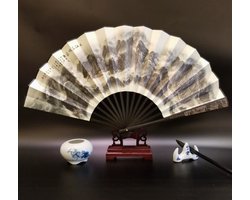 WK Traditionele Chinese Waaier – “Rust en visie op de verte” – 33,5 cm – Zijden Waaier met Bamboe en Houten Standaard – Oosterse Wanddecoratie voor Huis of Kantoor
