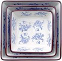 Set van drie witte vierkante ovenschalen met blauwe bloemenprint en bruine rand, van bovenaf gezien.