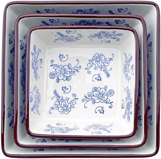 Set van drie witte vierkante ovenschalen met blauwe bloemenprint en bruine rand, van bovenaf gezien.