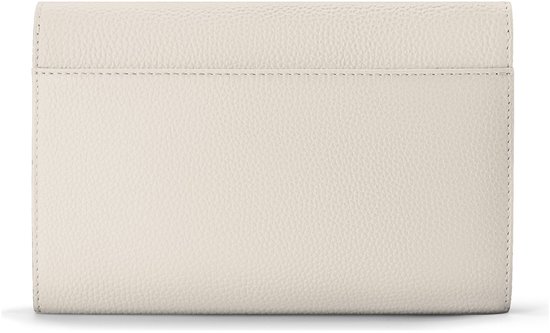 Achterkant van de crèmekleurige lederen clutch met stiksels.