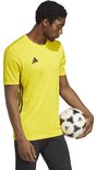 Man met geel Adidas sportshirt met korte mouwen, zwart Adidas logo op linkerborst, zwarte strepen aan de zijkant. Houdt voetbal vast.