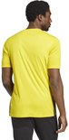 Achterkant van een geel Adidas sportshirt met korte mouwen, zwarte strepen aan de zijkant.