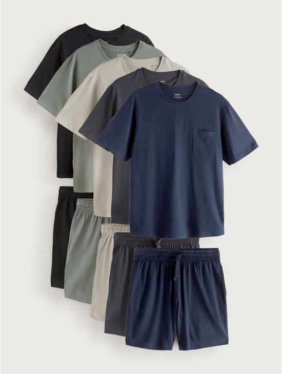 Vijf pyjamasets met korte mouwen in zwart, groen, grijs, donkergrijs en navy.