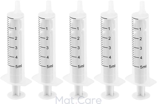 Vijf 5ml doseerspuiten zonder naald, met duidelijke maatverdeling.