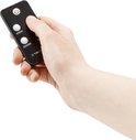 Hand die een Trotec afstandsbediening met knoppen voor vermogen en timer vasthoudt.