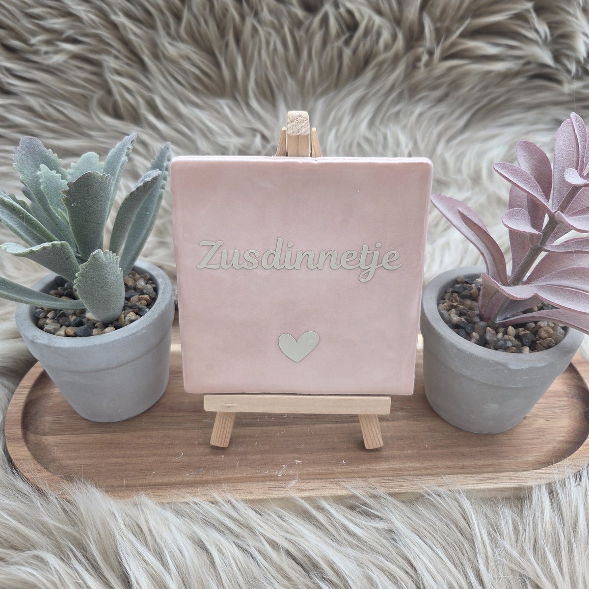 Robuust wenstegeltje – Zusdinnetje – Lief Cadeau voor Zus of Beste Vriendin – Stijlvolle Wanddecoratie met Betekenis – Trendy nu – Decoratief Tegeltje met Standaard – Cadeau Idee