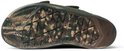 Onderkant van een donkergroene slipper met camouflage zool.