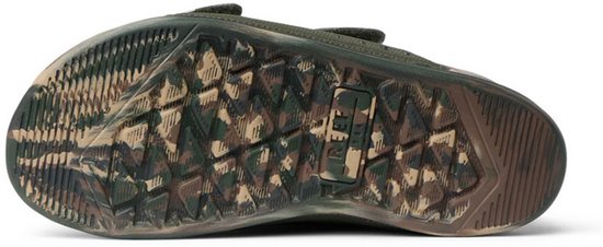 Onderkant van een donkergroene slipper met camouflage zool.