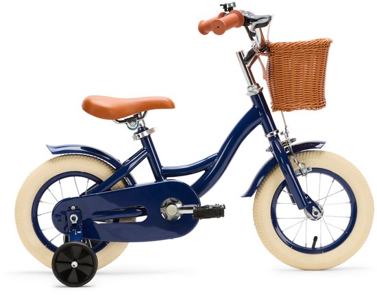 Vélo enfant bleu foncé avec selle marron, poignées marron, un panier en rotin à l'avant et des pneus blancs.
