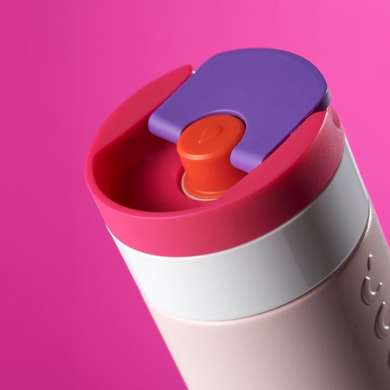 Detail van de roze, paarse en oranje dop van een Dopper Travel Mug.