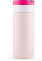 Dopper Travel Mug: lichtroze thermosbeker met witte band en roze/paarse dop.