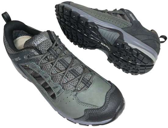 Antracietkleurige wandelschoenen met grijze veters en zwarte zolen.