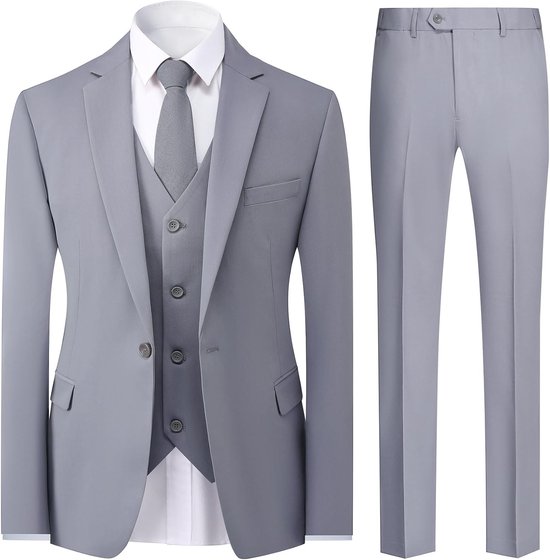 Grijs 3-delig herenkostuum: colbert, gilet en broek, met wit overhemd en grijze das.