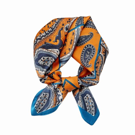 Een oranje sjaal met een paisleypatroon in blauw en grijs, in een knoop.