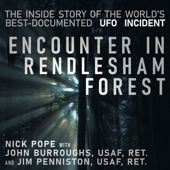Boekomslag voor 'Encounter in Rendlesham Forest', met een donkere bosatmosfeer en de tekst 'THE INSIDE STORY OF THE WORLD'S BEST-DOCUMENTED UFO INCIDENT'.