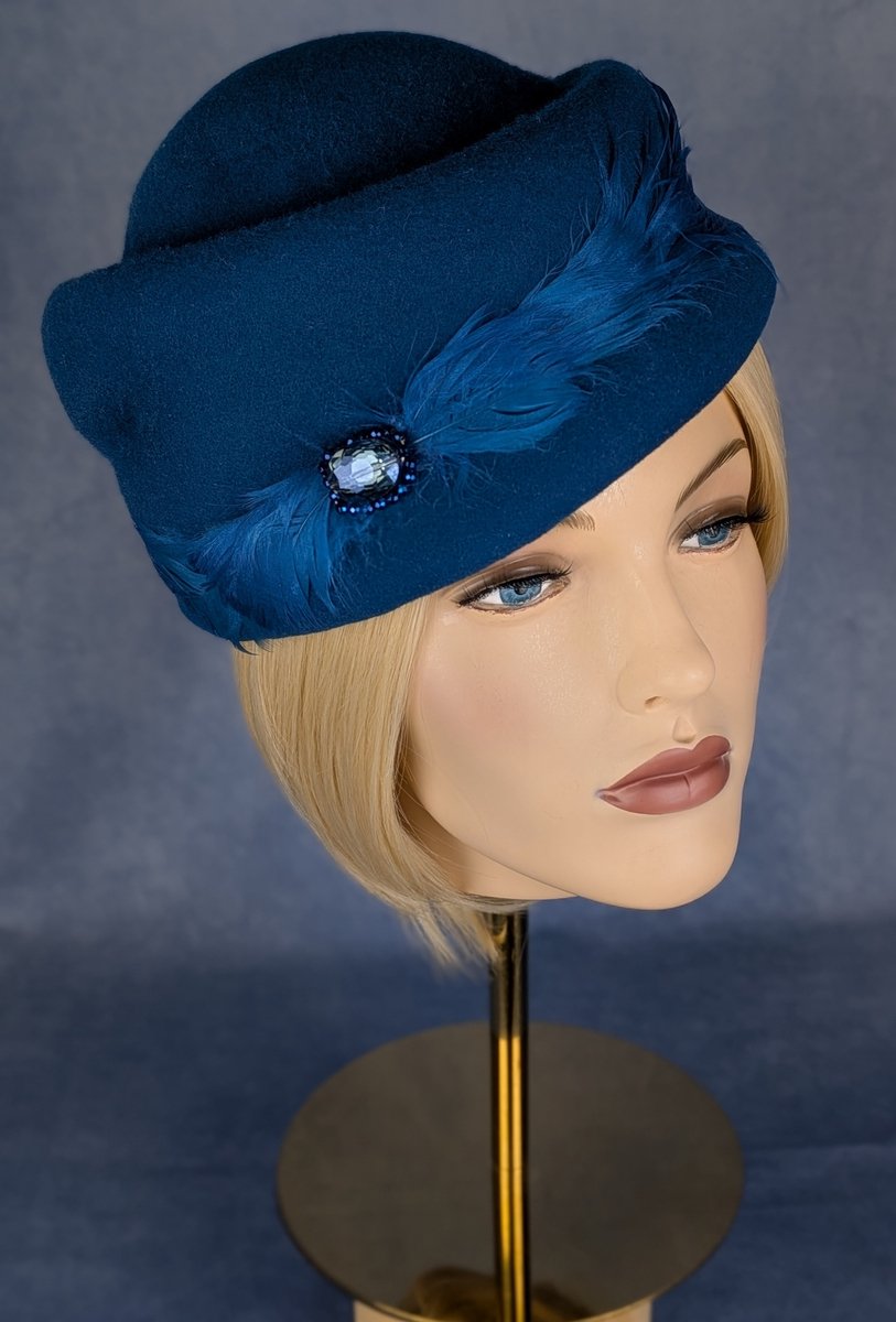 Creaciones Hoeden Collectie – Pillbox Hoed – Vilt blauw – Zwanenveren en kristallen steen – Maat M – Handgemaakt en Uniek