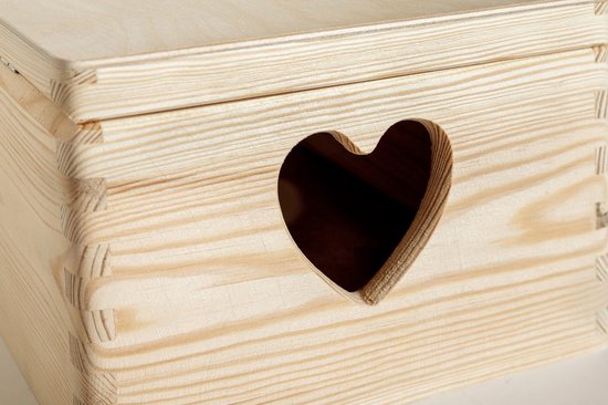 Close-up van een houten kistje met klepdeksel, met een hartvormige handgreep aan de zijkant.