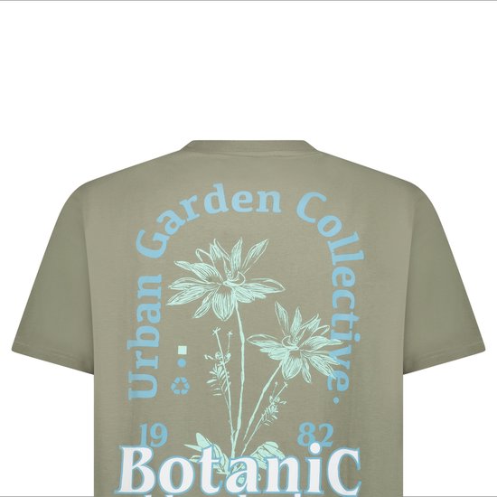 Olijfgroen T-shirt met blauwe 'Urban Garden Collective' en bloemenprint op de rug.