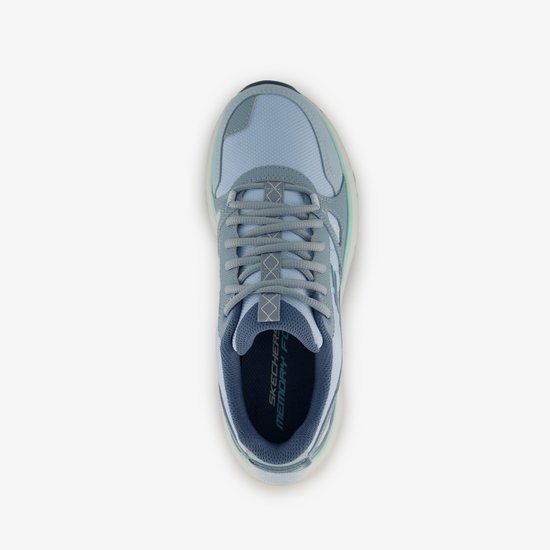 Bovenkant van een blauwe Skechers sneaker met mintgroene accenten en het S-logo.