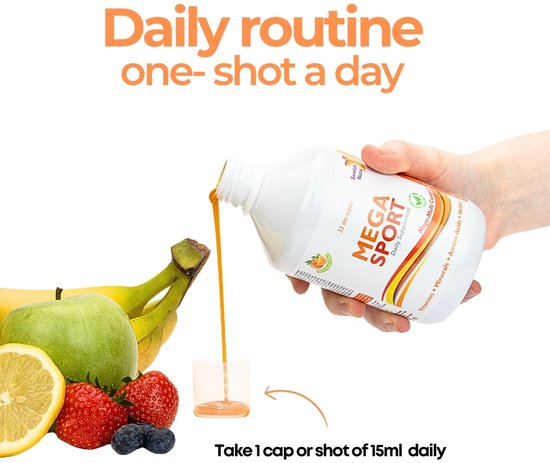 Een hand schenkt MEGA SPORT uit een fles in een maatbeker. Op de achtergrond fruit zoals bananen, een appel, aardbeien, citroen en bosbessen.