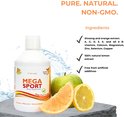 Fles MEGA SPORT 'Daily Supplement' met een appel, sinaasappelpartjes en een citroen. Bevat ginseng, vitamine A, C, D, E, K, B-vitaminen, mineralen, zink, seleen en koper.