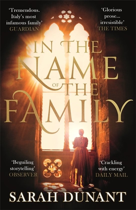 Boek 'In The Name of the Family' met gouden letters, achter een gebrandschilderd raam. Een vrouw in een bruine jurk staat in het zonlicht.
