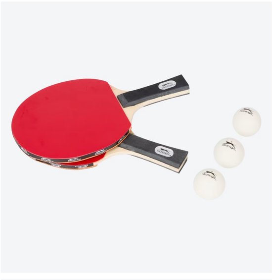 Twee rode tafeltennisbatjes met zwarte handgrepen en drie witte ballen.