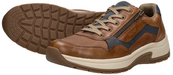 Bruine Rieker sneakers, één op de voorgrond met profielzool, één op de achtergrond.