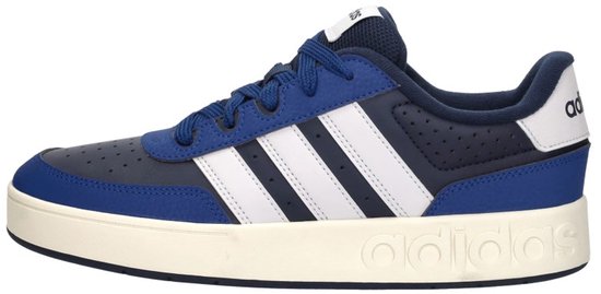 Zij aanzicht van een blauwe Adidas sneaker met witte strepen.