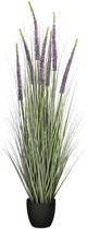Kunstplant met paarse bloemen en lang groen gras in een zwarte pot.