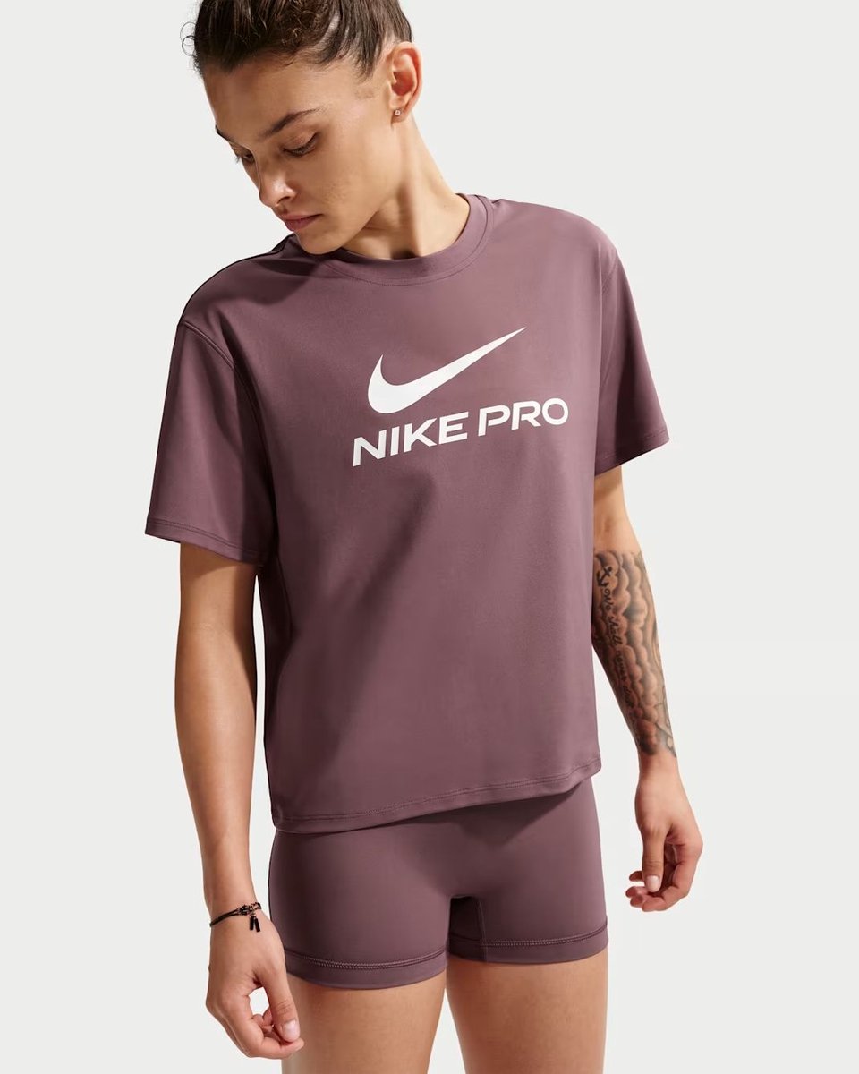 Nike T-Shirt Pro Wide Fit Dames Tattoo