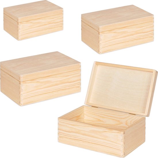 Vier licht houten kistjes met klepdeksel, deels gesloten en een open, op een witte achtergrond.