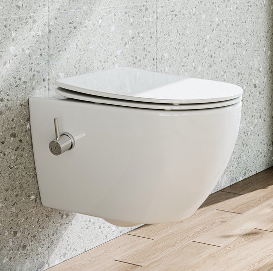 Witte, hangende toiletpot van keramiek met gesloten design en verchroomd handvat, gemonteerd aan een grijze tegelwand.
