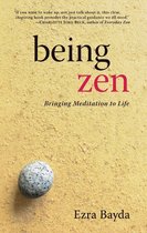 Boek 'Being Zen', Bringing Meditation to Life door Ezra Bayda. Zandkleurige achtergrond met tekst en een steen.