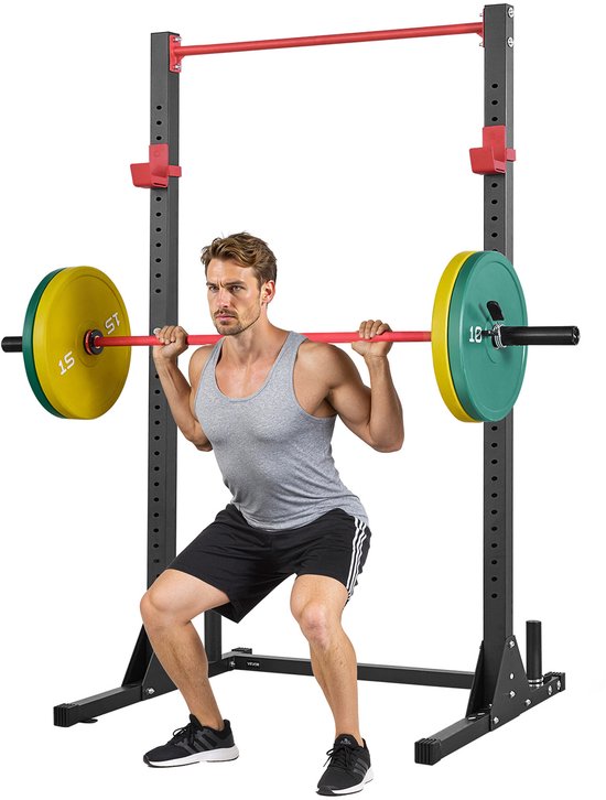 Man doet een barbell squat met rode en gele gewichtsschijven aan een zwart rek met rode J-haken.