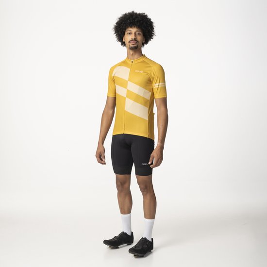 Man draagt geel fietsshirt, met diagonale strepen, zwarte fietsbroek, witte sokken en schoenen.