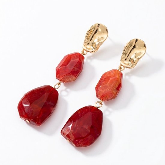 Pendentifs dorés avec trois pierres facettées en forme de goutte, rouges et oranges.