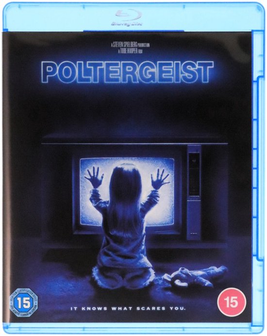 Voorkant van de blu-ray hoes van Poltergeist, met een jong meisje dat met haar handen tegen een tv-scherm drukt.