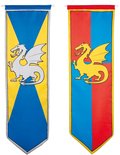 Twee ridderbanieren, een met een zilveren draak op een geel-blauwe achtergrond en een met een gele draak op een rood-blauwe achtergrond.