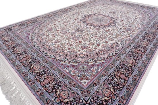 Wit vloerkleed met traditioneel Perzisch patroon. Details in paars, roze en blauw. Franjes zichtbaar aan de zijkant.