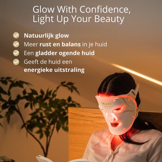 Vrouw met rood oplichtend Maxi Meilleur LED gezichtsmasker, kijkt naar een boek. Text: Natuurlijk glow, meer rust en balans in je huid.